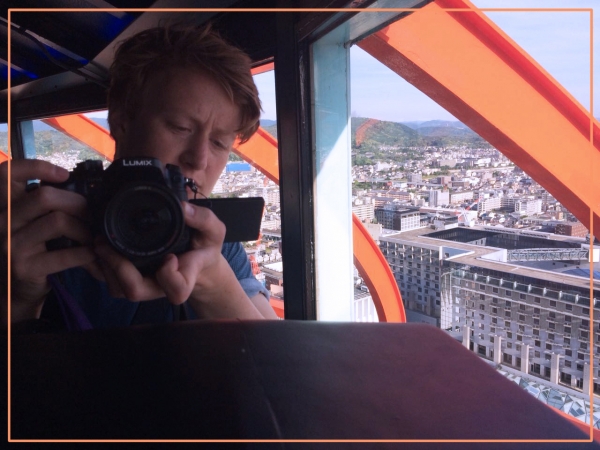 foto: rosa filmt im kyoto tower